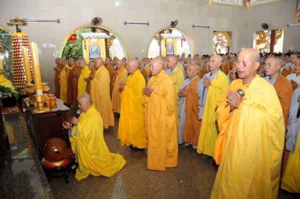 Hòa thượng Thích Trí Tịnh  chứng minh Lễ tác bạch Tự tứ tại chùa Vạn Đức