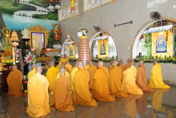 Hòa thượng Thích Trí Tịnh  chứng minh Lễ tác bạch Tự tứ tại chùa Vạn Đức