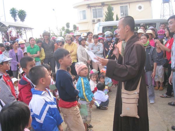 Lâm Đồng: Phát 500 phần quà Trung Thu và trao 30 suất học bổng