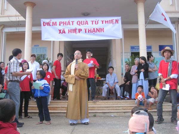 Lâm Đồng: Phát 500 phần quà Trung Thu và trao 30 suất học bổng