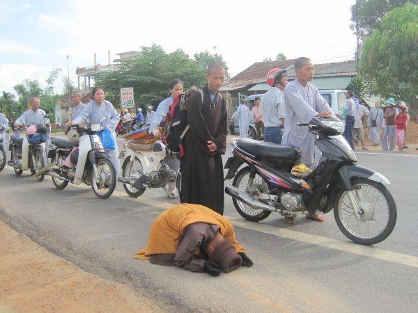 Phát 300 phần quà tại Quảng Nam và sự gặp gở người bạn chung trường ĐĐ. Thích Tâm Mẫn