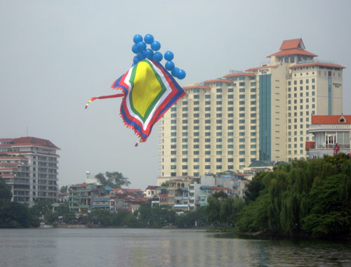 Cờ Đại lễ lớn kỷ lục tung bay trong gió