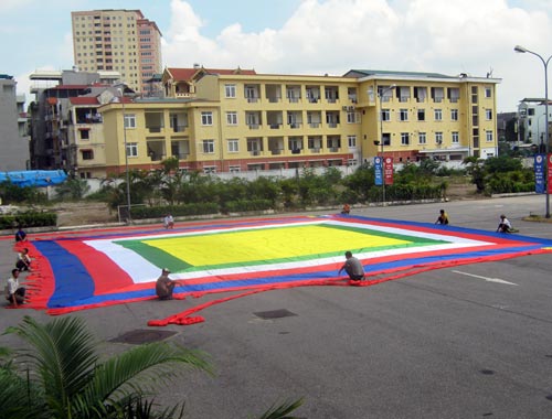 Cờ Đại lễ lớn kỷ lục tung bay trong gió