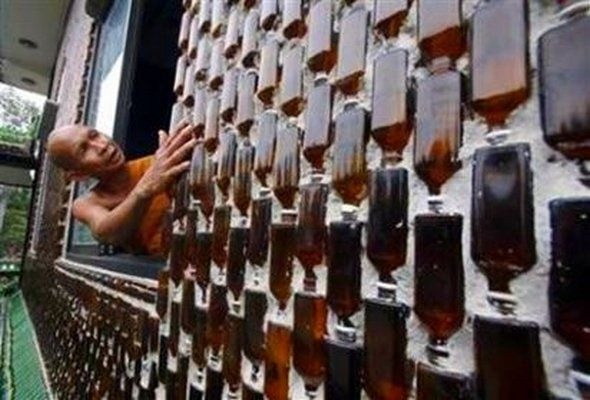 Ngôi chùa Phật Giáo được xây từ những chai bia