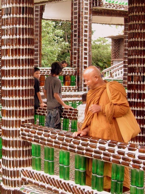 Ngôi chùa Phật Giáo được xây từ những chai bia