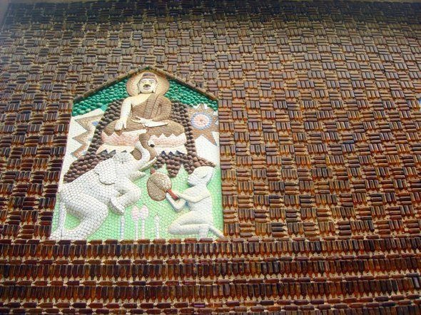 Ngôi chùa Phật Giáo được xây từ những chai bia