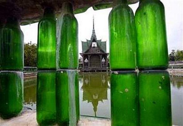 Ngôi chùa Phật Giáo được xây từ những chai bia