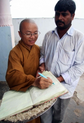 Đoàn chiêm bái Phật tích Ấn Độ và Nepan của Đạo Phật Ngày Nay: Trao quà từ thiện trị giá hàng chục nghìn USD cho người dân nghèo