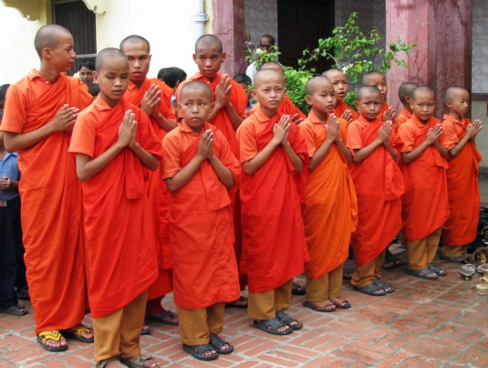 Đoàn chiêm bái Phật tích Ấn Độ và Nepan của Đạo Phật Ngày Nay: Trao quà từ thiện trị giá hàng chục nghìn USD cho người dân nghèo