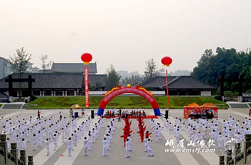 Hoạt động biểu diễn khí công sức khỏe thái cực võ thuật được tổ chức tại Thiền viện Đại Phật Nga Mi Sơn