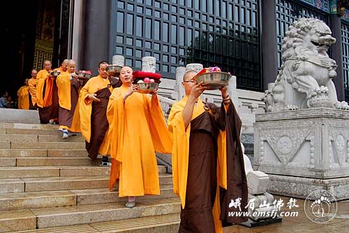 Những hình ảnh chư tôn đức và Phật tử Thiền viện Đại Phật Nga My Sơn trong Lễ hội Vu Lan ( ngày 24-8-2010)