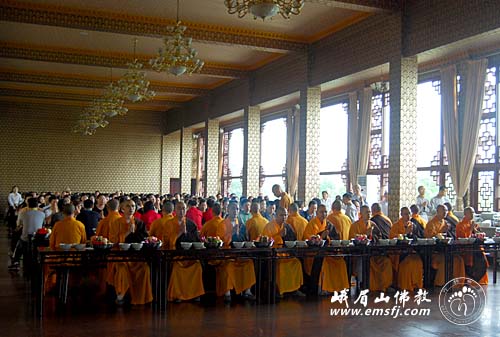 Những hình ảnh chư tôn đức và Phật tử Thiền viện Đại Phật Nga My Sơn trong Lễ hội Vu Lan ( ngày 24-8-2010)