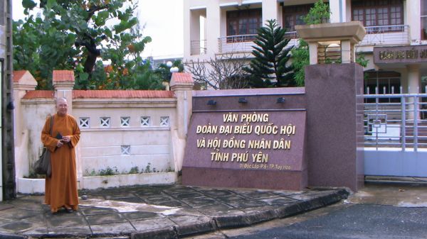 Đoàn từ thiện Đạo Phật Ngày Nay cứu trợ đồng bào bị bão lụt huyện Phú Hòa- tỉnh Phú Yên