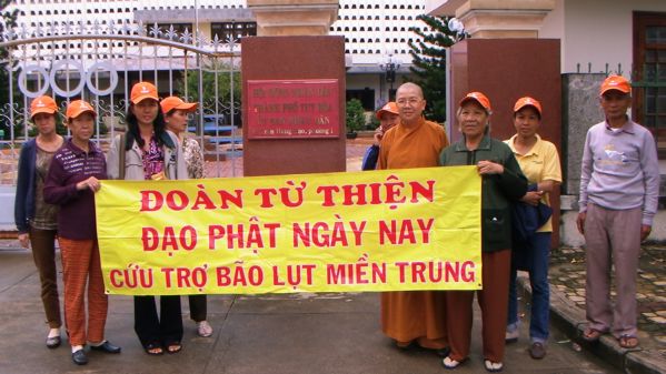 Đoàn từ thiện Đạo Phật Ngày Nay cứu trợ đồng bào bị bão lụt huyện Phú Hòa- tỉnh Phú Yên