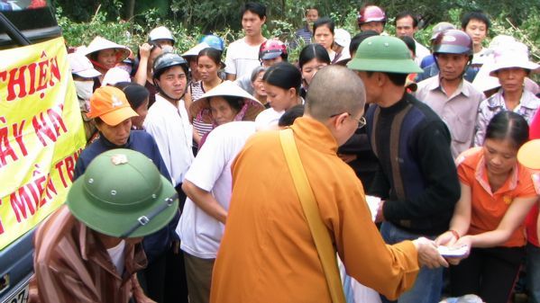 Đoàn từ thiện Đạo Phật Ngày Nay cứu trợ đồng bào bị bão lụt huyện Phú Hòa- tỉnh Phú Yên