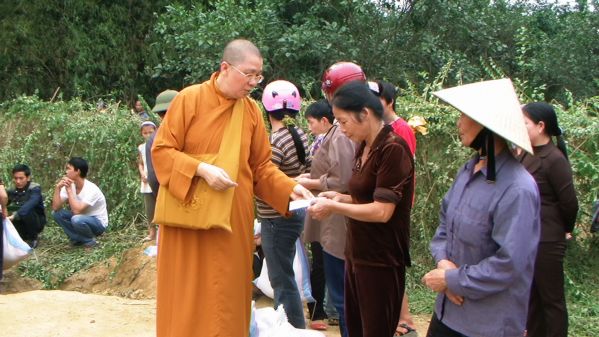 Đoàn từ thiện Đạo Phật Ngày Nay cứu trợ đồng bào bị bão lụt huyện Phú Hòa- tỉnh Phú Yên