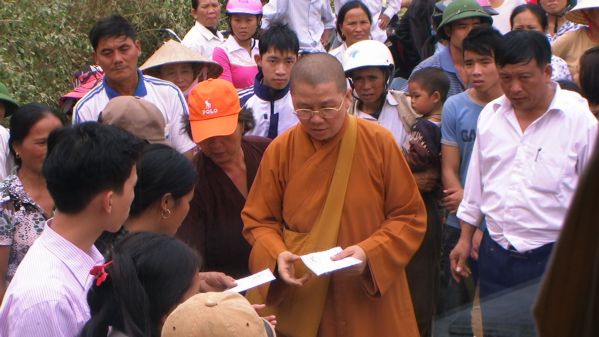 Đoàn từ thiện Đạo Phật Ngày Nay cứu trợ đồng bào bị bão lụt huyện Phú Hòa- tỉnh Phú Yên