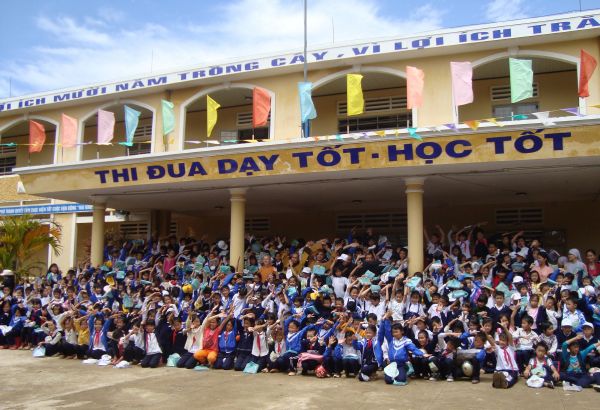 Lâm Đồng: Phát 800 phần quà và 50 suất học bổng
