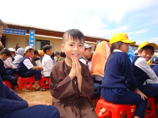 Lâm Đồng: Phát 800 phần quà và 50 suất học bổng