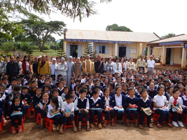 Lâm Đồng: Phát 800 phần quà và 50 suất học bổng