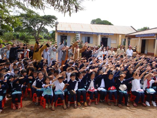 Lâm Đồng: Phát 800 phần quà và 50 suất học bổng