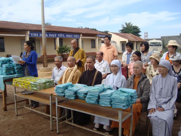 Lâm Đồng: Phát 800 phần quà và 50 suất học bổng