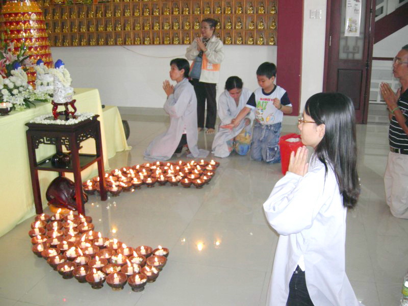 Nhóm Lá Sen tổ chức lễ vía Dược Sư tại chùa Long Phước