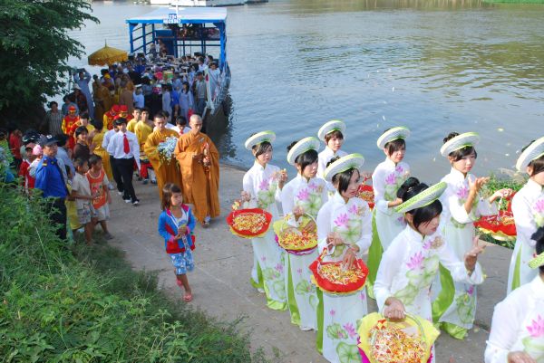 Đồng Tháp: Lễ cung rước Đại tạng kinh và húy kỵ ân sư tại Chùa Quan Âm