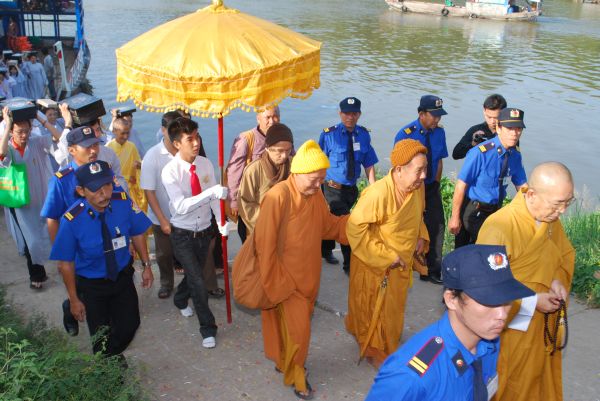 Đồng Tháp: Lễ cung rước Đại tạng kinh và húy kỵ ân sư tại Chùa Quan Âm