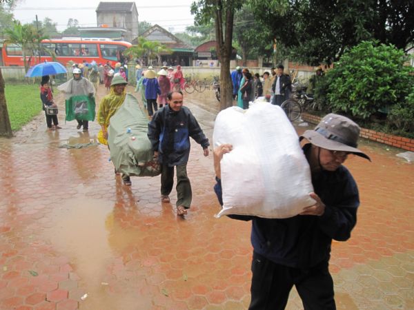 Đoàn từ thiện Đạo Phật Ngày Nay - chùa Giác Ngộ cứu trợ đồng bào lũ lụt miền Trung