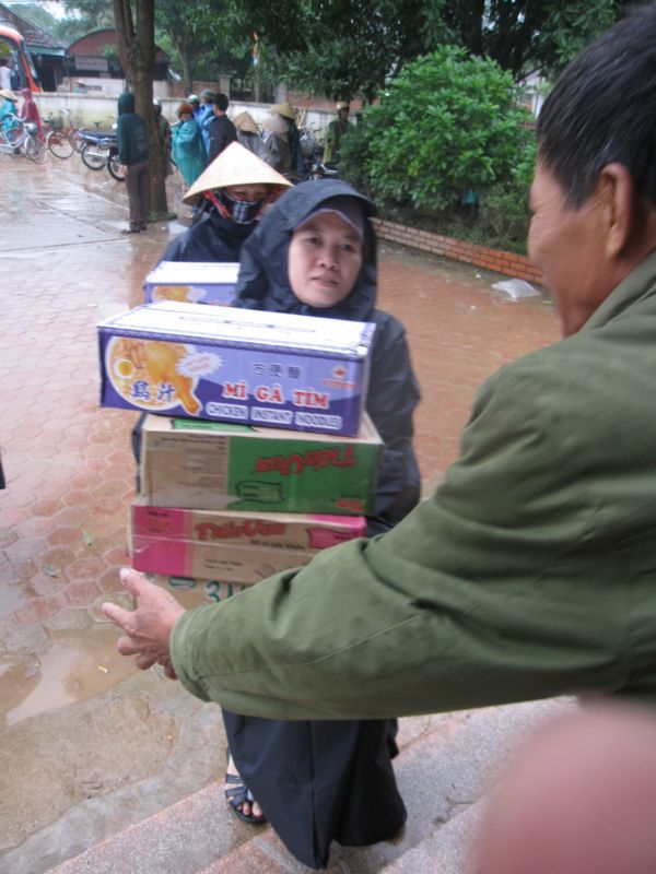 Đoàn từ thiện Đạo Phật Ngày Nay - chùa Giác Ngộ cứu trợ đồng bào lũ lụt miền Trung