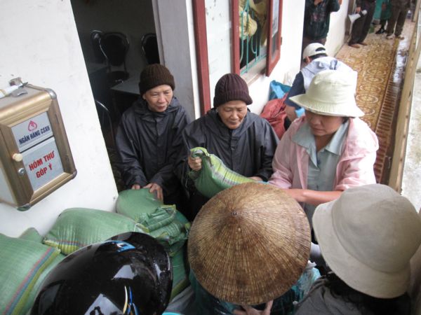 Đoàn từ thiện Đạo Phật Ngày Nay - chùa Giác Ngộ cứu trợ đồng bào lũ lụt miền Trung