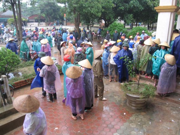 Đoàn từ thiện Đạo Phật Ngày Nay - chùa Giác Ngộ cứu trợ đồng bào lũ lụt miền Trung