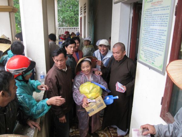 Đoàn từ thiện Đạo Phật Ngày Nay - chùa Giác Ngộ cứu trợ đồng bào lũ lụt miền Trung