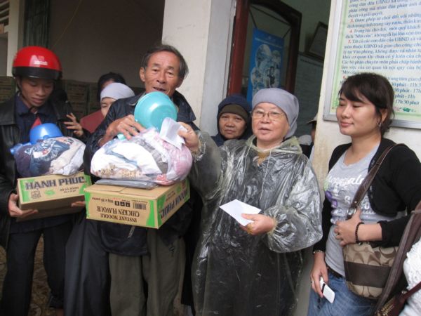 Đoàn từ thiện Đạo Phật Ngày Nay - chùa Giác Ngộ cứu trợ đồng bào lũ lụt miền Trung