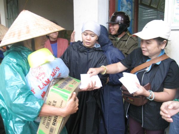 Đoàn từ thiện Đạo Phật Ngày Nay - chùa Giác Ngộ cứu trợ đồng bào lũ lụt miền Trung