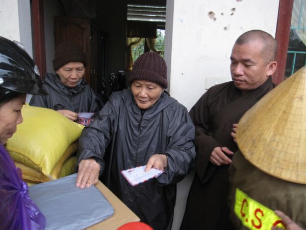 Đoàn từ thiện Đạo Phật Ngày Nay - chùa Giác Ngộ cứu trợ đồng bào lũ lụt miền Trung