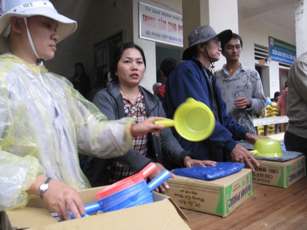 Đoàn từ thiện Đạo Phật Ngày Nay - chùa Giác Ngộ cứu trợ đồng bào lũ lụt miền Trung