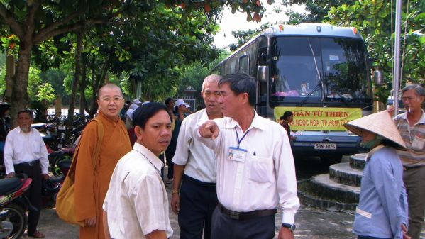 Đoàn từ thiện Đạo Phật Ngày Nay hoạt động từ thiện tại xá Láng Dài, huyện Đất Đỏ, tỉnh Bà Rịa Vũng Tàu