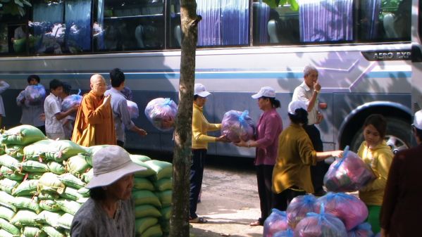 Đoàn từ thiện Đạo Phật Ngày Nay hoạt động từ thiện tại xá Láng Dài, huyện Đất Đỏ, tỉnh Bà Rịa Vũng Tàu