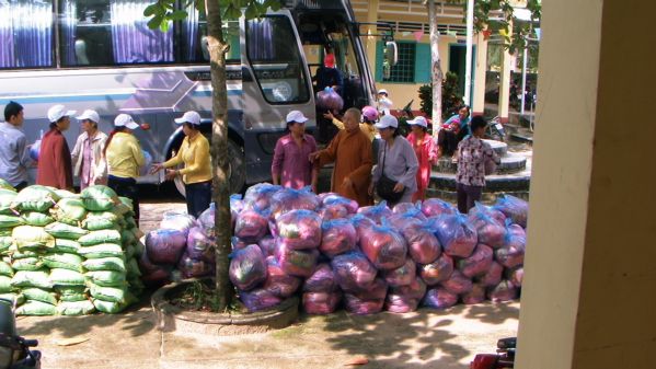 Đoàn từ thiện Đạo Phật Ngày Nay hoạt động từ thiện tại xá Láng Dài, huyện Đất Đỏ, tỉnh Bà Rịa Vũng Tàu