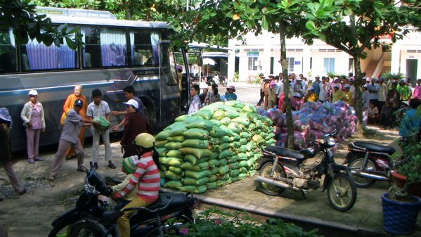 Đoàn từ thiện Đạo Phật Ngày Nay hoạt động từ thiện tại xá Láng Dài, huyện Đất Đỏ, tỉnh Bà Rịa Vũng Tàu