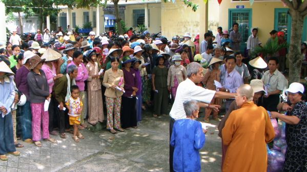Đoàn từ thiện Đạo Phật Ngày Nay hoạt động từ thiện tại xá Láng Dài, huyện Đất Đỏ, tỉnh Bà Rịa Vũng Tàu