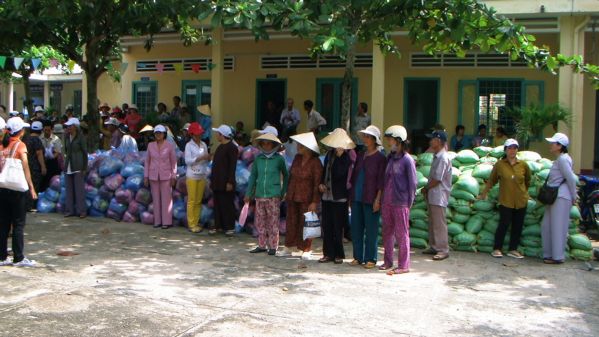 Đoàn từ thiện Đạo Phật Ngày Nay hoạt động từ thiện tại xá Láng Dài, huyện Đất Đỏ, tỉnh Bà Rịa Vũng Tàu