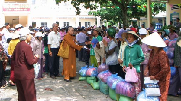 Đoàn từ thiện Đạo Phật Ngày Nay hoạt động từ thiện tại xá Láng Dài, huyện Đất Đỏ, tỉnh Bà Rịa Vũng Tàu