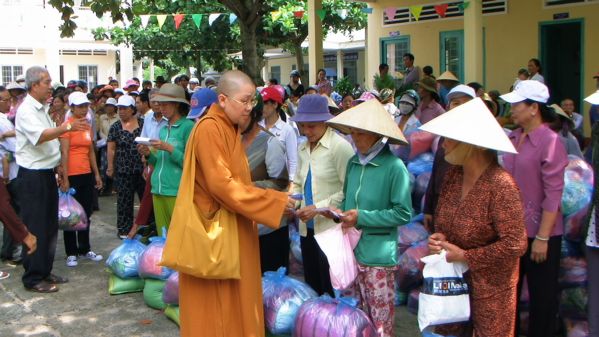 Đoàn từ thiện Đạo Phật Ngày Nay hoạt động từ thiện tại xá Láng Dài, huyện Đất Đỏ, tỉnh Bà Rịa Vũng Tàu