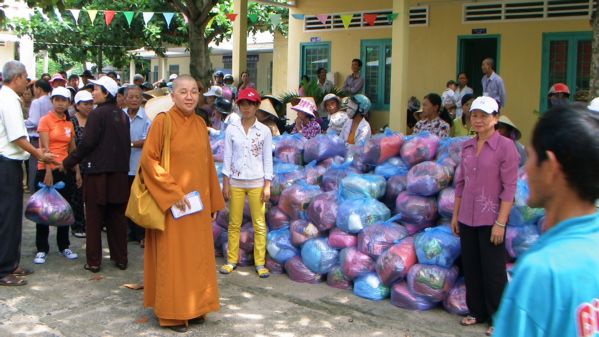 Đoàn từ thiện Đạo Phật Ngày Nay hoạt động từ thiện tại xá Láng Dài, huyện Đất Đỏ, tỉnh Bà Rịa Vũng Tàu