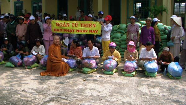 Đoàn từ thiện Đạo Phật Ngày Nay hoạt động từ thiện tại xá Láng Dài, huyện Đất Đỏ, tỉnh Bà Rịa Vũng Tàu