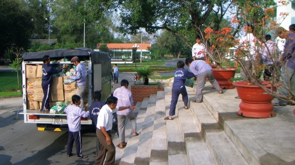 Đoàn từ thiện Đạo Phật Ngày Nay tặng quà tại Trung Tâm Bảo Trợ Xã Hội Tân Hiệp, tỉnh Bình Phước