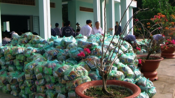 Đoàn từ thiện Đạo Phật Ngày Nay tặng quà tại Trung Tâm Bảo Trợ Xã Hội Tân Hiệp, tỉnh Bình Phước